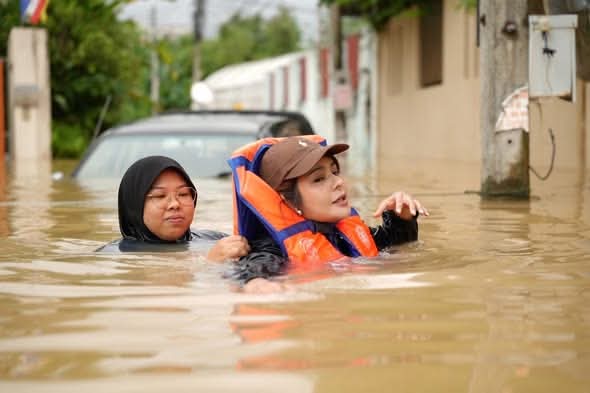 Dao84957093's tweet image. ถ้าอยากช่วยจริงๆ มึงช่วยออกมาจากตรงนั้นเถอะ อีเวร ไปอยู่โรงครัวก็ได้ อีห่า การช่วยมีหลายวิธีนะ สมองของ อีด่าง อีภาระ อีสร้างภาพ