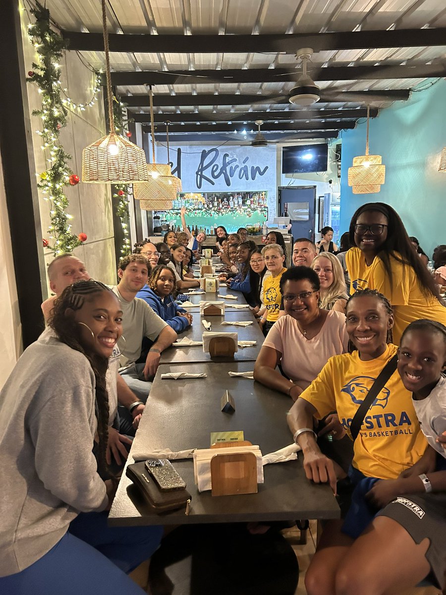 HofstraWBB's tweet photo. Family dinner in PR 🇵🇷

#PrideOfLI https://t.co/DQU0M3N5vS