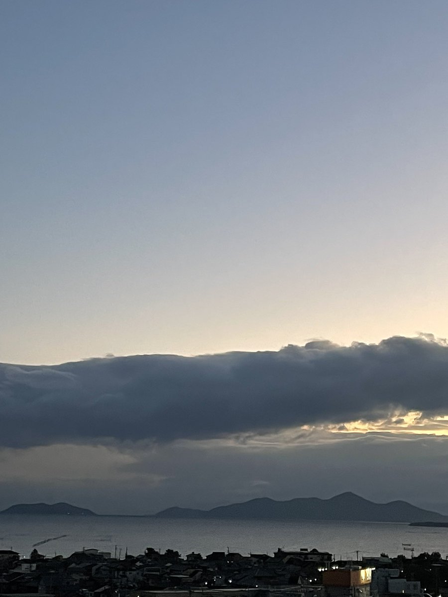 mibon226015641's tweet image. おはようございます。
2025/11/26 気温9℃湿度100%
6:18琵琶湖の朝空
夜明けにはだいぶ早い☀️
ご飯ちょーだいと鳴く猫くん🐈‍⬛
鶏味苦手なのにモリモリ食べてる😛
食ったら撫でろブラッシングしてと我儘爺さん。
元気で何より❤️
水曜日
皆さん今日も元気で良い一日を❣️

#あさそら #びわこ #ねこ