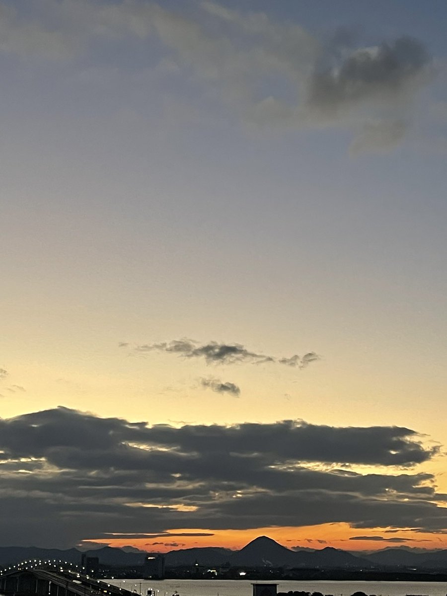 mibon226015641's tweet image. おはようございます。
2025/11/26 気温9℃湿度100%
6:18琵琶湖の朝空
夜明けにはだいぶ早い☀️
ご飯ちょーだいと鳴く猫くん🐈‍⬛
鶏味苦手なのにモリモリ食べてる😛
食ったら撫でろブラッシングしてと我儘爺さん。
元気で何より❤️
水曜日
皆さん今日も元気で良い一日を❣️

#あさそら #びわこ #ねこ