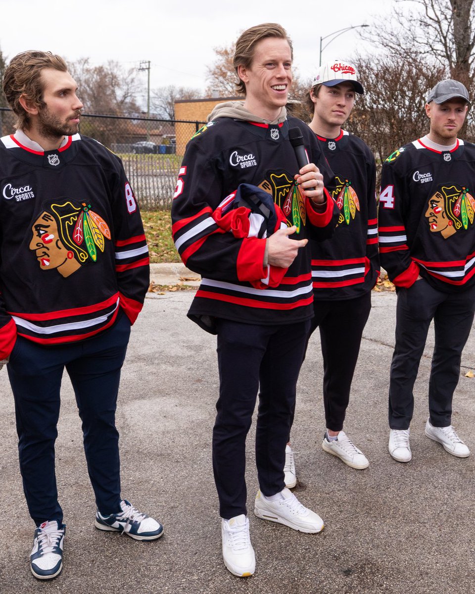 NHLBlackhawks's tweet image. "Here in Chicago, the dedication of our first responders is inspiring, and these visits give me a chance to meet incredible people and thank them personally."

read about Connor Murphy's holiday tradition📰 ➡︎ bhawks.co/trk/MurphyHoli…