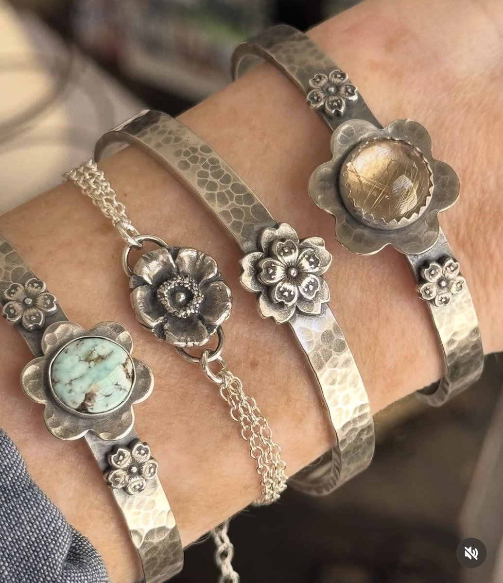 kittprint's tweet image. pinterest first four

i only use it for outfit inspo, finding pics of my favs, and finding cute pngs/prints to use for decorating stuff or editing :3