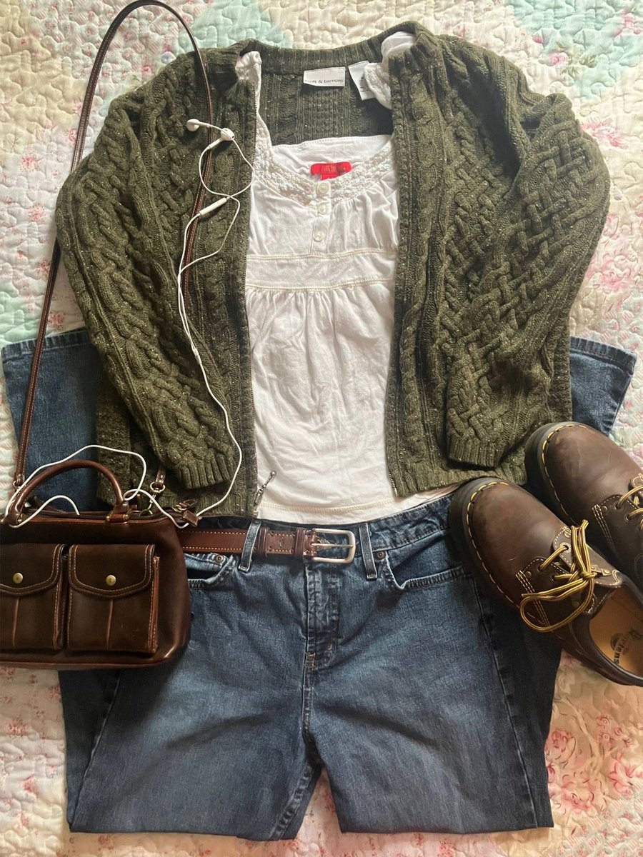 kittprint's tweet image. pinterest first four

i only use it for outfit inspo, finding pics of my favs, and finding cute pngs/prints to use for decorating stuff or editing :3