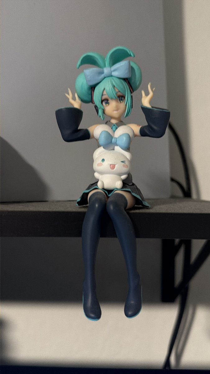 STOPSIGNEX's tweet image. This drawing looks just like my figure of hatsune miku bro