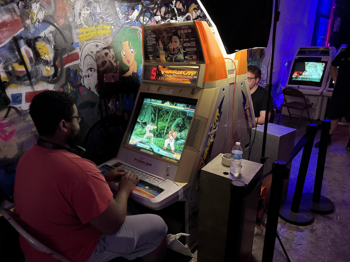 Mattikus_'s tweet image. Out here hanging out with @artcadeDFW playing some 3s!