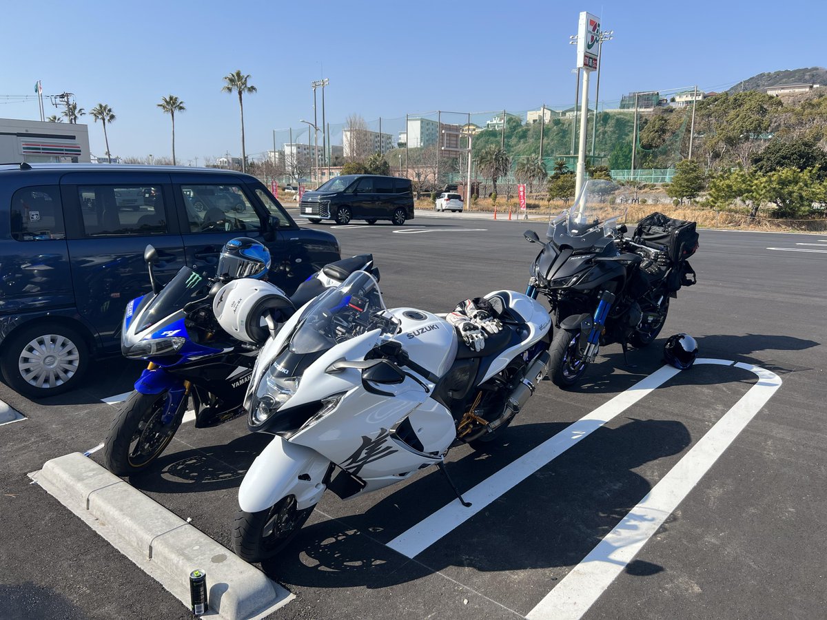 VinayManohar5's tweet image. 海沿いの風が気持ちよくて、つい寄り道。
3台並ぶだけで、なんだか絵になるよね✨
今日もいい走りだった。
#バイク女子 #ツーリング日和 #大人の遊び #海沿いドライブ