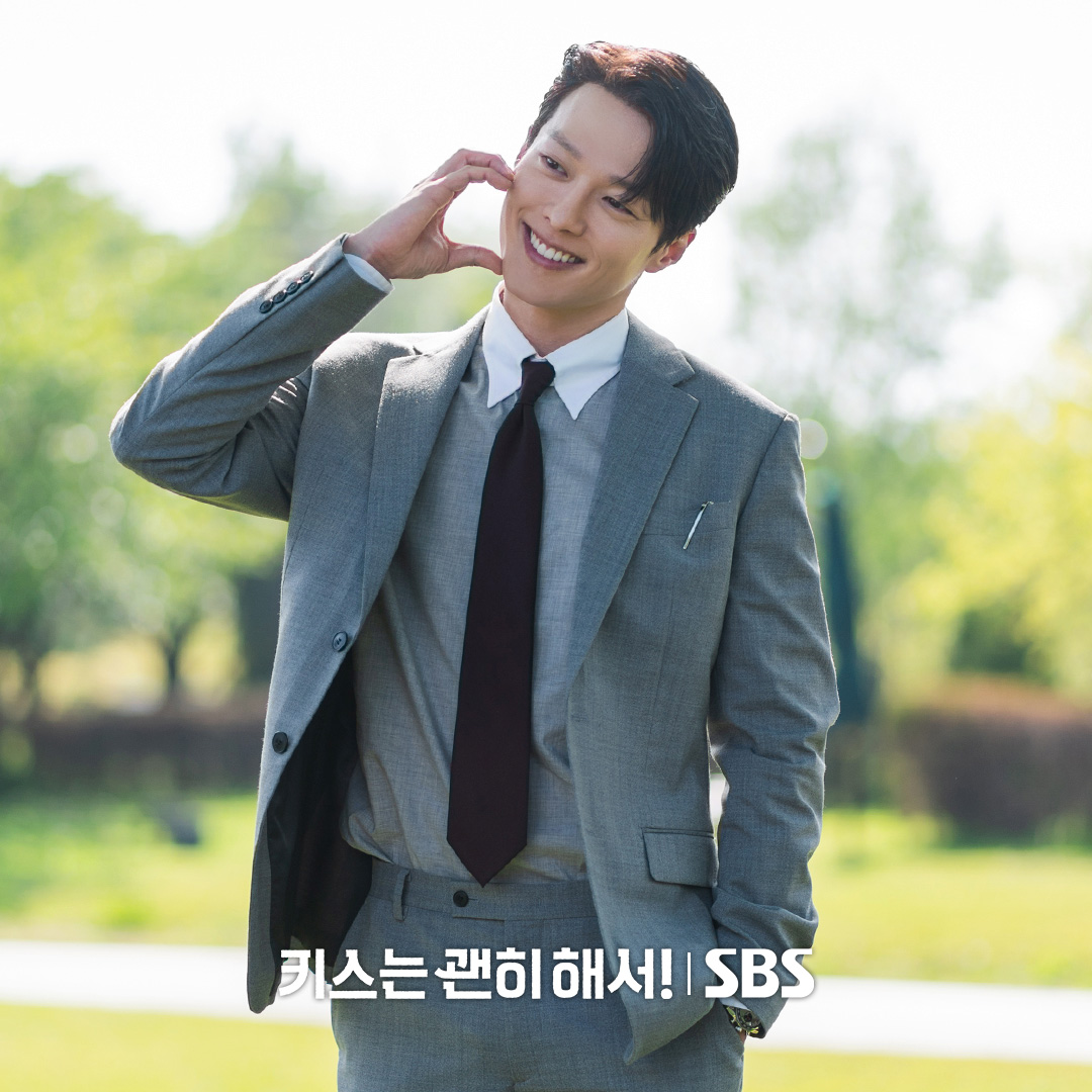 SBSNOW's tweet image. 어쩌다 이 포즈가 나온 건데요,,
이러면 우리가 기다리게 되잖아요♥️

SBS 수목드라마 &amp;lt;키스는 괜히 해서!&amp;gt;
☞ [수,목] 밤 9시

#SBS수목드라마 #키스는괜히해서
#DynamiteKiss  #스틸
#키스는괜히해서스틸 #키괜스틸
#장기용 #안은진 #김무준 #우다비