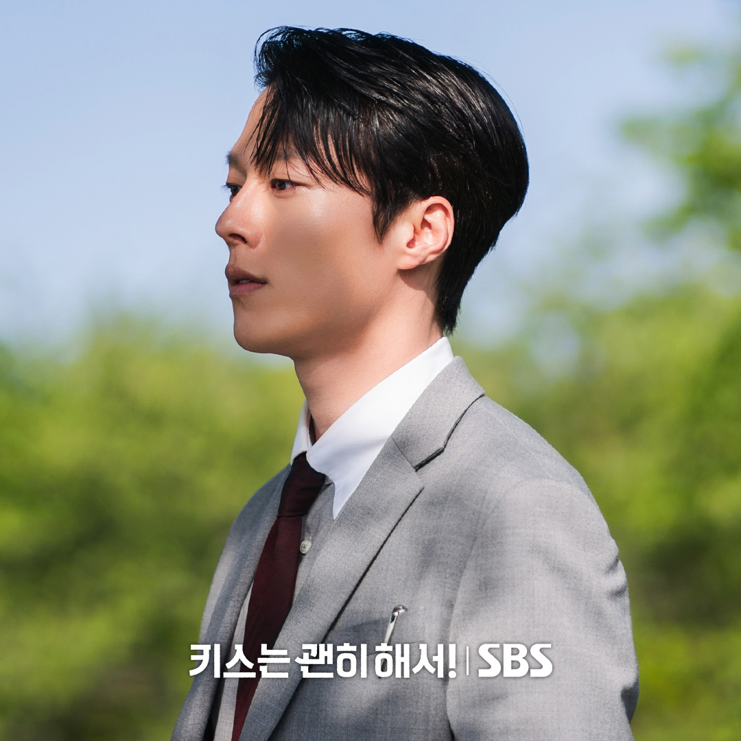 SBSNOW's tweet image. 어쩌다 이 포즈가 나온 건데요,,
이러면 우리가 기다리게 되잖아요♥️

SBS 수목드라마 &amp;lt;키스는 괜히 해서!&amp;gt;
☞ [수,목] 밤 9시

#SBS수목드라마 #키스는괜히해서
#DynamiteKiss  #스틸
#키스는괜히해서스틸 #키괜스틸
#장기용 #안은진 #김무준 #우다비