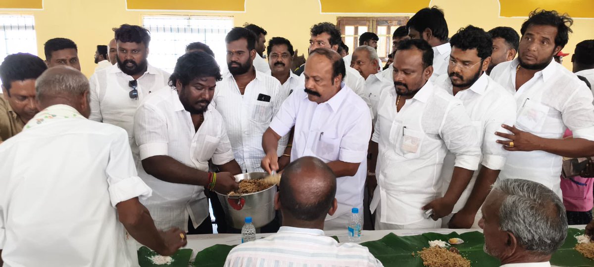 SSAvallabai's tweet photo. மாண்புமிகு தமிழ்நாட்டின் துணை முதலமைச்சர் இளம் தலைவர் அவர்களின் பிறந்த நாள் விழா கொண்டாட்டம் 

சிவகங்கை மாவட்ட சுற்றுச்சூழல் அணியின் சார்பாக மாபெரும் அசைவிருந்து ஓட்ட சுற்றுச்சூழலையின் துணை அமைப்பாளர் தம்பி திருமலை குமணன் அவர்களின் ஏற்பாட்டில் இன்று சிவகங்கையில் நடைபெற்றது
மாண்புமிகு கூட்டுறவுத்துறை அமைச்சர் மாவட்ட கழகச் செயலாளர் அண்ணன் கே ஆர் பெரிய கருப்பன் அவர்கள் தலைமை தாங்கி துவக்கி வைத்தார்கள் , முன்னாள் அமைச்சர் இலக்கிய தென்றல் அண்ணன் தென்னவன் அவர்கள் முன்னிலை வகித்து இந்த விழாவை சிறப்பித்தார்கள் கழக உடன்பிறப்புக்கள் பெரும் திரளாக கலந்து கொண்டனர் 
இந்த விழா ஒரு துவக்கம் தான் இந்த மாதம் முழுவதும் மாவட்டசுற்றுச்சூழல் அணி மாண்புமிகு கூட்டுறவுத்துறை அமைச்சர் அண்ணன் கே ஆர் பெரிய கருப்பன் அவர்களின் அறிவுறுத்தலின்படி இளம் தலைவர��� அவர்களின் பிறந்தநாள் விழாவை மிக சிறப்பாக நடத்த காத்திருக்கிறது  ...