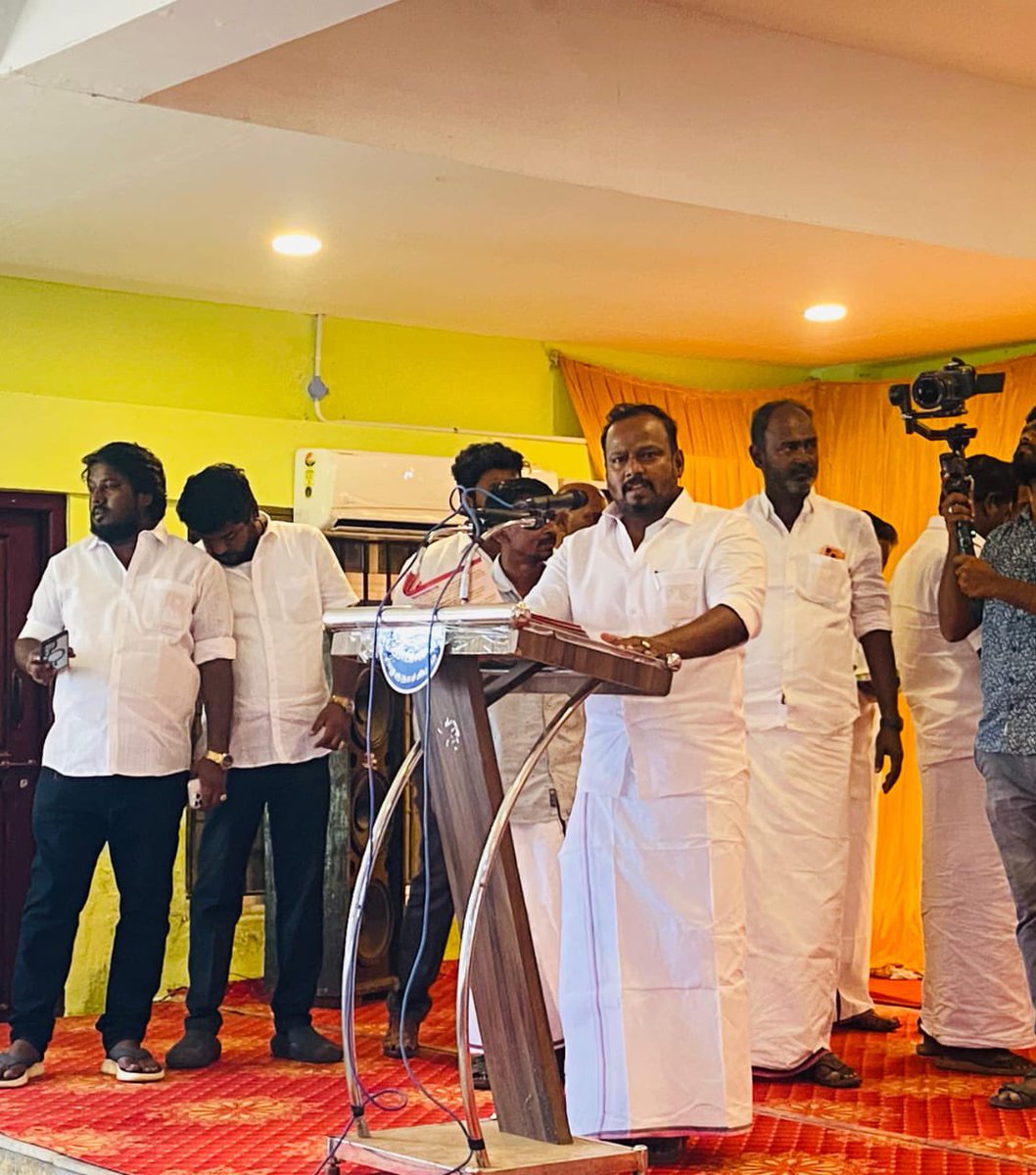 SSAvallabai's tweet photo. மாண்புமிகு தமிழ்நாட்டின் துணை முதலமைச்சர் இளம் தலைவர் அவர்களின் பிறந்த நாள் விழா கொண்டாட்டம் 

சிவகங்கை மாவட்ட சுற்றுச்சூழல் அணியின் சார்பாக மாபெரும் அசைவிருந்து ஓட்ட சுற்றுச்சூழலையின் துணை அமைப்பாளர் தம்பி திருமலை குமணன் அவர்களின் ஏற்பாட்டில் இன்று சிவகங்கையில் நடைபெற்றது
மாண்புமிகு கூட்டுறவுத்துறை அமைச்சர் மாவட்ட கழகச் செயலாளர் அண்ணன் கே ஆர் பெரிய கருப்பன் அவர்கள் தலைமை தாங்கி துவக்கி வைத்தார்கள் , முன்னாள் அமைச்சர் இலக்கிய தென்றல் அண்ணன் தென்னவன் அவர்கள் முன்னிலை வகித்து இந்த விழாவை சிறப்பித்தார்கள் கழக உடன்பிறப்புக்கள் பெரும் திரளாக கலந்து கொண்டனர் 
இந்த விழா ஒரு துவக்கம் தான் இந்த மாதம் முழுவதும் மாவட்டசுற்றுச்சூழல் அணி மாண்புமிகு கூட்டுறவுத்துறை அமைச்சர் அண்ணன் கே ஆர் பெரிய கருப்பன் அவர்களின் அறிவுறுத்தலின்படி இளம் தலைவர��� அவர்களின் பிறந்தநாள் விழாவை மிக சிறப்பாக நடத்த காத்திருக்கிறது  ...