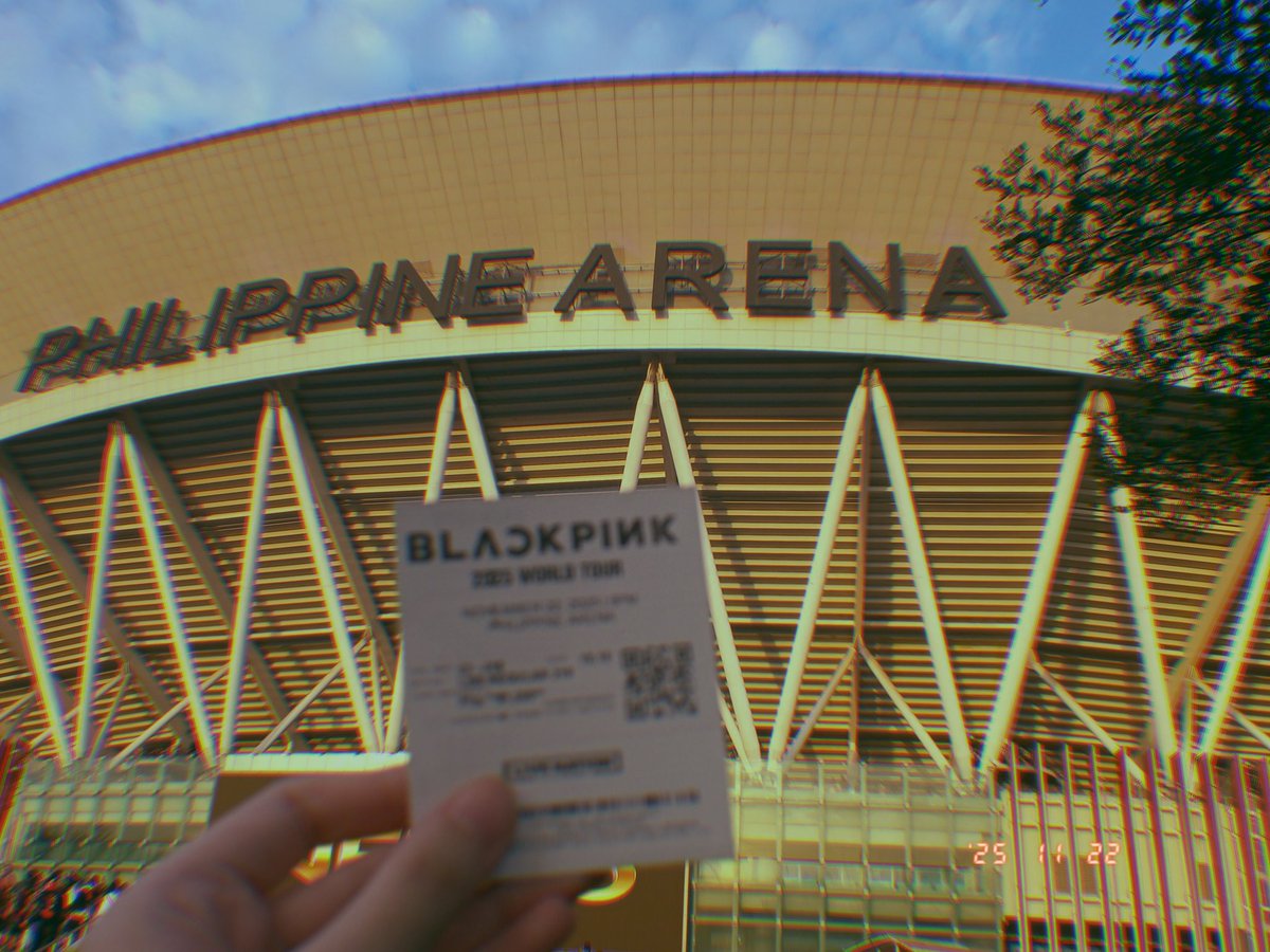 sky0320min's tweet photo. i finally went to my first ever blackpink concert 😭🥹🩷 https://t.co/kE9axnm2It