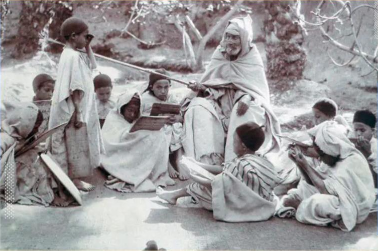 قال الخليفة الأموي عبد الملك بن مروان رحمه الله لأولاده:-
عليكم بالأدب والعلم، فإن كنتم فقراء عِشْتُم، وإن كنتم أغنياءَ سُدْتُم، وإن كنتم سادةً فُقْتُم.

وقد أوصى بأن الأدب يُكتَسَب به المال أو الجمال، فإما أن يكون مالاً عند الحاجة إليه أو جمالاً عند الاستغناء عنه.

في حال