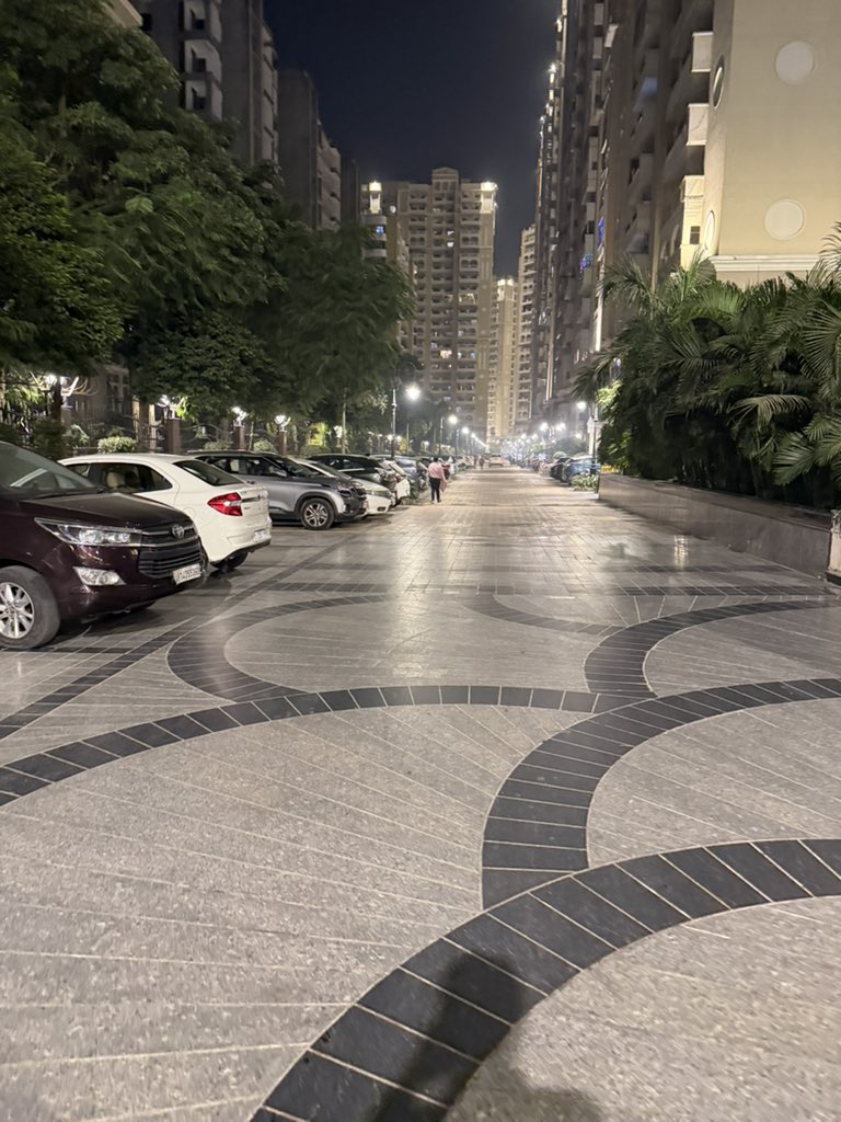 OverthinkKaAdda's tweet image. Purvanchal Royal City, Greater Noida = unmatched luxury + flawless planning. Spacious layouts, top-tier amenities, and a community that actually feels premium. Easily one of the best townships in NCR 🔥🏙️ #PurvanchalRoyalCity #GreaterNoida