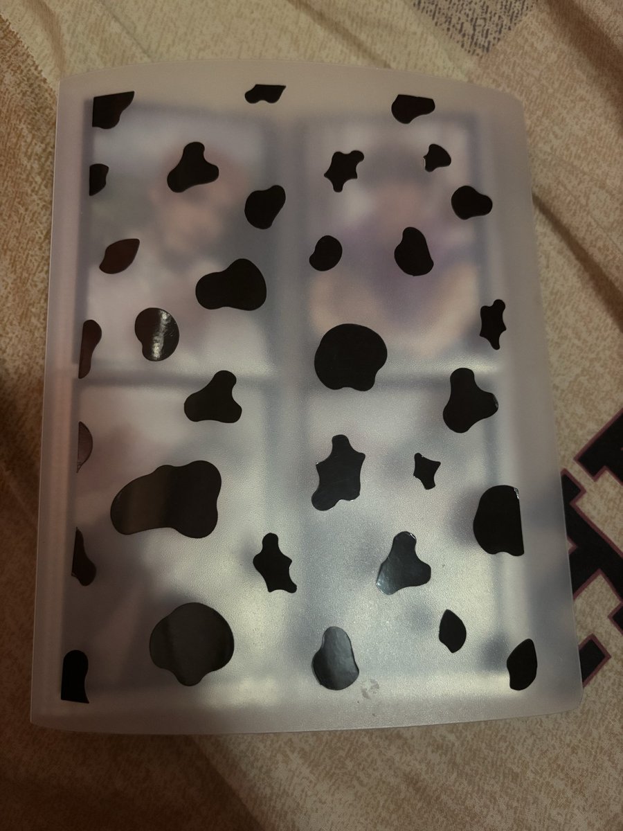 rathernotfallin's tweet photo. haloo gaiss, kebetulan karna aku udh gaada kpop an lagi jadi aku mau jual ini photocard aku ada 79pcs (straykids, ateex, epex) sama album dan sleeve nya yg warna hitam itu yaa take all aja harga 500k boleh nego tp yg wajar ajaa ya, boleh dm akuu https://t.co/gkSVPXiuKO