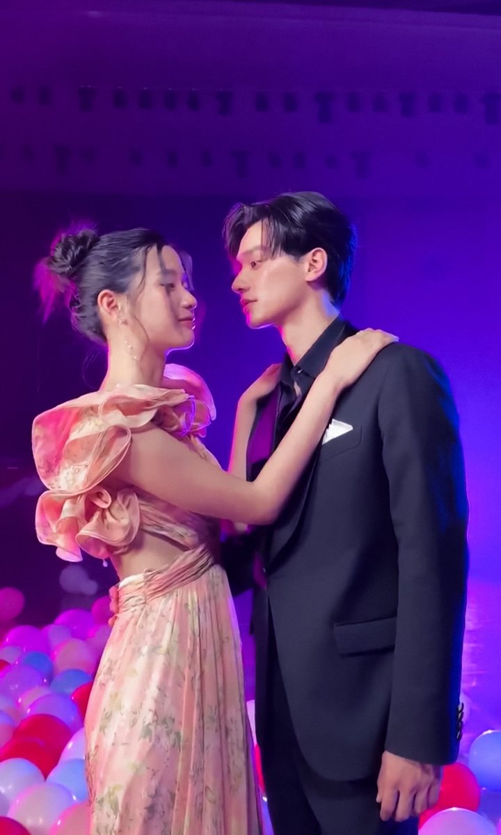 Bunnygreenn's tweet image. เก่งตู ดิวะ ไปดูเอ็มวีหลายรอบมาก เคมีดีสุดๆ นายทุนคนไหนสนใจจัดเลย หนังสักเรื่อง GDH สนไหม ดังระเบิดแน่ นางเอกสวย พระเอกหล่อ