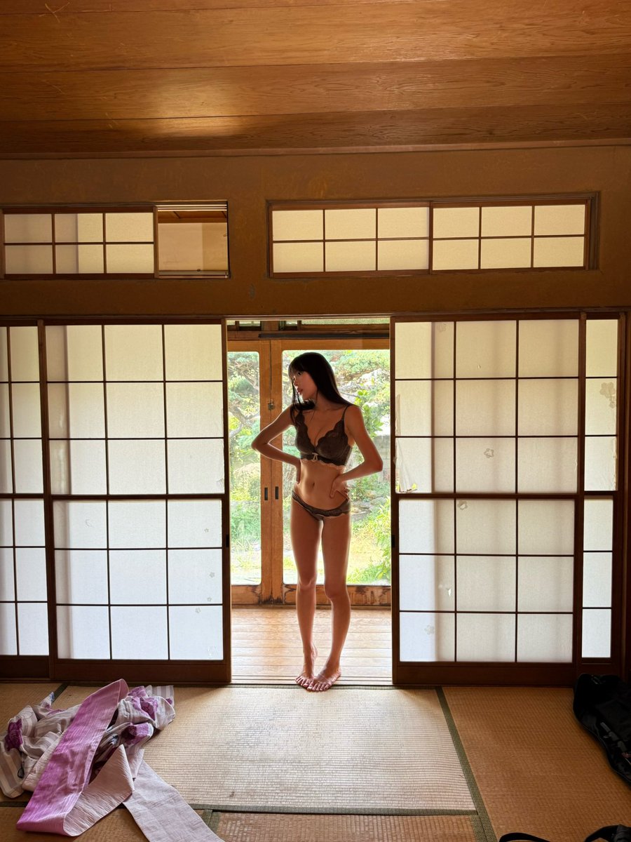 【お知らせ📢📢📢】
本日11月26日発売
#グラビアプレス さんに登場します✨

11月28日(金)19:00〜
【オンラインサイン会】もあります✍️
よかったら、そのサイン会から雑誌を受け取ってくれたら嬉しいです！
limista.com/projects/6855?…
名前を書いてお届けするので、ぜひ気軽に来てね♪