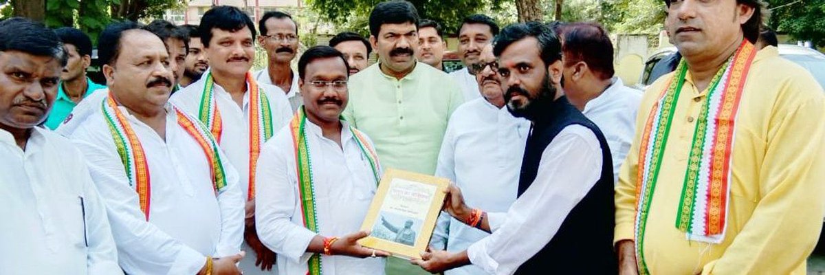 saurabh2615's tweet image. नागरिकों के अधिकारों की रक्षा, न्याय, स्वतंत्रता और समानता के पवित्र आदर्शों का मार्गदर्शक और विश्व के सबसे बड़े लोकतांत्रिक देश भारत के संविधान को समर्पित &apos;संविधान दिवस&apos; की हार्दिक शुभकामनाएं।
#ConstitutionDay #सविंधान_दिवस
@Kamleshwar_INC