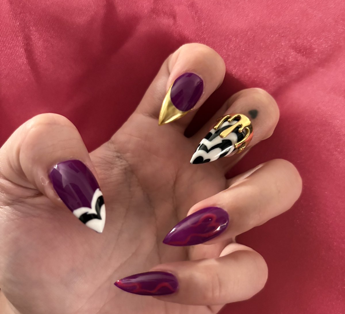 Cycoriot's tweet image. Managed to snag a better picture with my gold ring on! Once again shoutout to @fyntasticnailz for this amazing set!