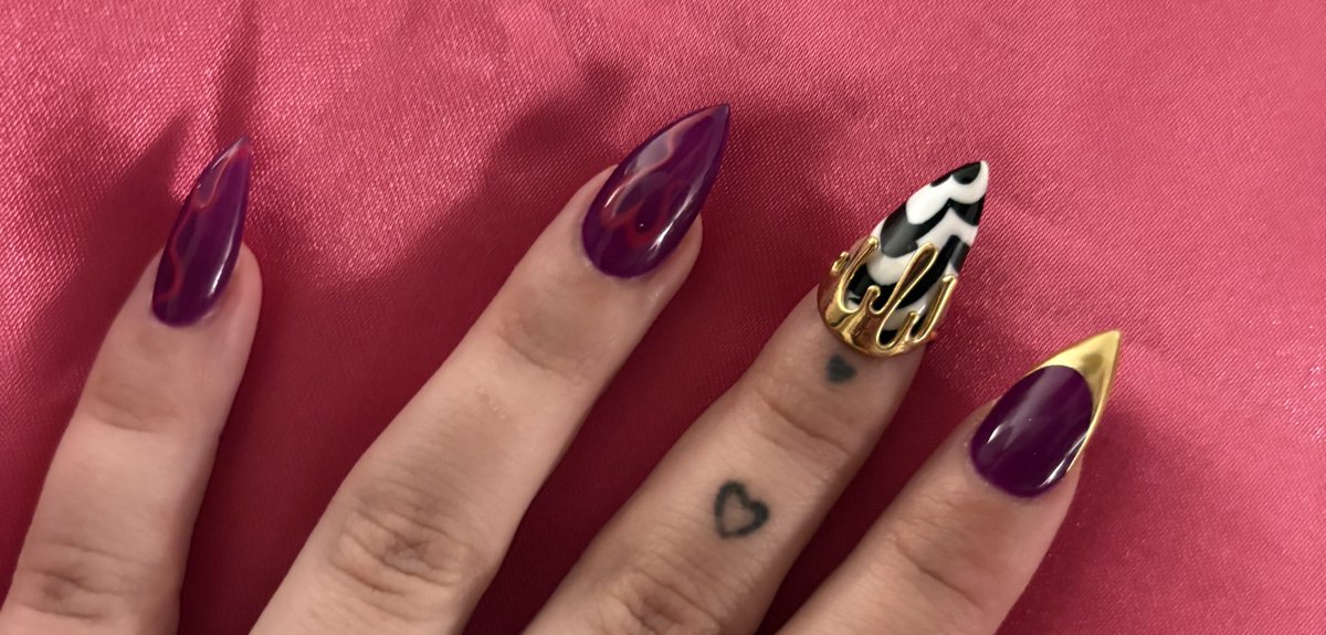 Cycoriot's tweet image. Managed to snag a better picture with my gold ring on! Once again shoutout to @fyntasticnailz for this amazing set!