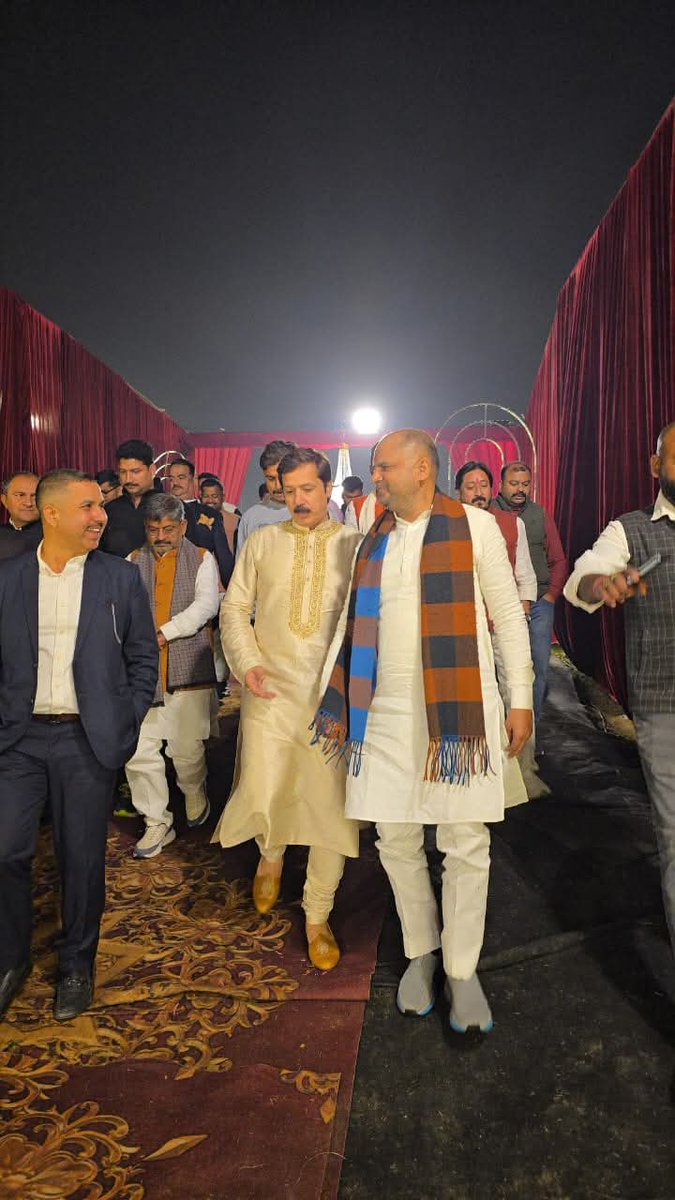 MDhananjaySingh's tweet image. लखनऊ में दैनिक जागरण अयोध्या के ब्यूरो चीफ श्री रामशरण अवस्थी जी के परिवार में आयोजित वैवाहिक कार्यक्रम में उपस्थिति।
वर-वधु के सुखद दाम्पत्य जीवन की मंगलकामनाएं।

इस अवसर पर नई दुनिया के संपादक श्री सदगुरु शरण अवस्थी जी, दैनिक जागरण वाराणसी के सम्पादक श्री संजय मिश्रा जी सहित…