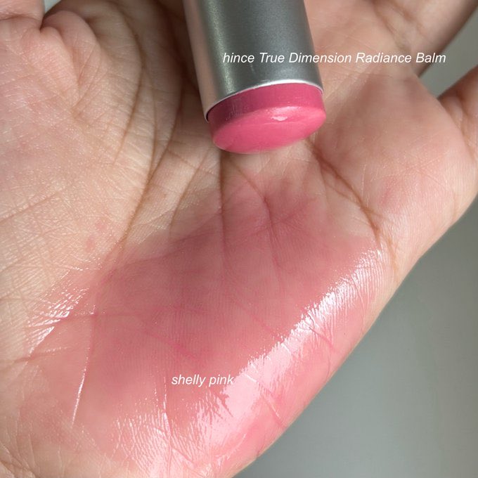 งานผิวน้ำกลิ้ง glass skin ฉ่ำๆ ยกให้ตัวนี้เลย hince True Dimension Radiance Balm ⭐️🦩ใช้ตัวเดียวจบเลยไม่ต้องลงบรัชเพิ่ม ปักสี shelly pink ให้ทุกคนเลย สีชมพูธรรมชาติ ดูสุขภาพดี ไฮไลท์น้ำกลิ้งเว่อๆ ผิวสวยแบบสาวเกาหลีเลย แก้มฉ่ำเล่นแสงสุดดด 🤏🏼💗

👀 ตอนนี้มีโปร payday ลดเหลือ 540