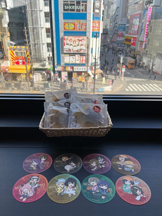 『＜物語＞シリーズ×STEINS;GATE』どら焼き
ジーストア・アキバにて好評販売中

珈琲あんと紅茶あんの2種類の風味豊かなあんを挟んだ、3種類の焼印のどら焼きです。

特製紙コースター全8種の中から、どら焼き1つにつき1枚ランダムでお渡ししております。

#物語シリーズ #シュタゲ