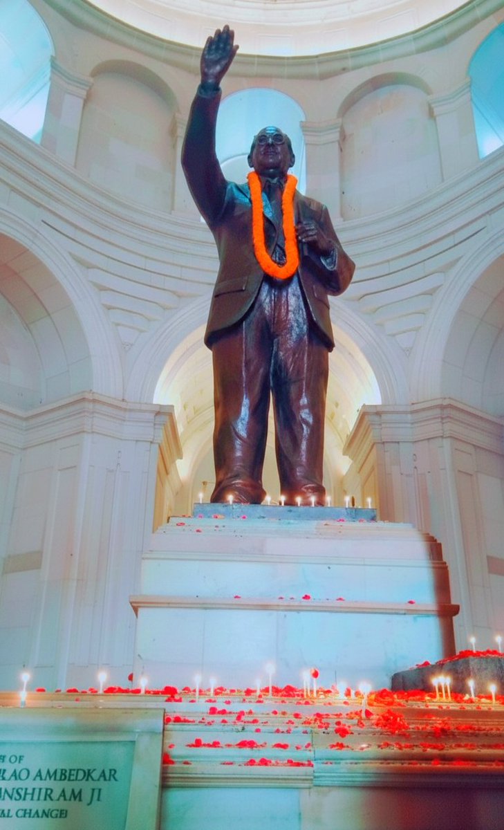 News2ThePoint's tweet image. यह महान संविधान, जिसे बाबासाहेब डॉ. भीमराव अम्बेडकर ने अपने अद्भुत ज्ञान और दूरदर्शिता से बनाया, करोड़ों भारतीयों के लिए संघर्ष का साहस, आगे बढ़ने की शक्ति और समानता का मार्ग दिखाने वाला जीवंत दस्तावेज़ है।
हमारा सच्चा धर्म मानवता है और हमारी सबसे बड़ी पुस्तक #भारतीय_संविधान है।…