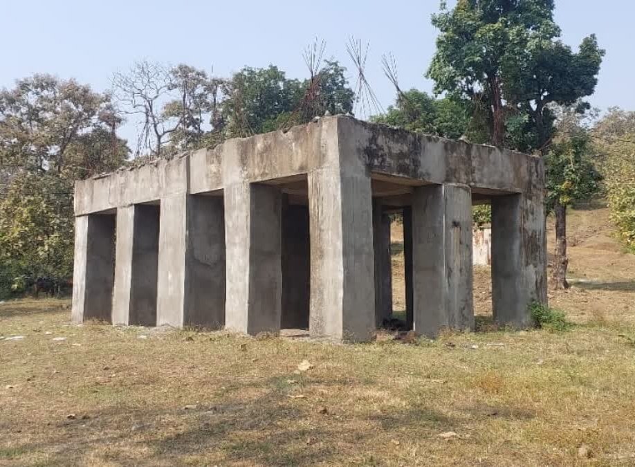 theskindoctor13's tweet image. Stonehenge of Chhindwara.

It&apos;s apparently a community hall. Fifteen pillars, one roof, and a construction cost of ₹24 lakh. The audit highlight is that a single cement bag billed at ₹1.9 lakh, something that normally costs ₹300–500.

Standard practice for any public-funded…