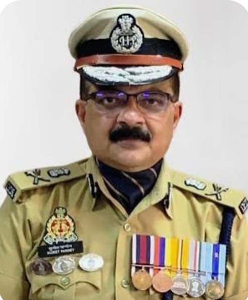 AhteshamFIN's tweet image. UP के 2 सीनियर IPS बनेंगे DG 🎖️

📍IPS सुजीत पांडेय
📍IPS प्रकाश डी

उत्तर प्रदेश के दो सीनियर आईपीएस अफसर IPS सुजीत पांडे और IPS प्रकाश जी 1 दिसंबर 2025 को प्रमोट होकर एडीजी से DG बन जाएंगे सुजीत पांडे मौजूदा वक्त में एडीजी जोन लखनऊ है जबकि प्रकाश D मौजूदा वक्त में एडीजी जीआरपी…