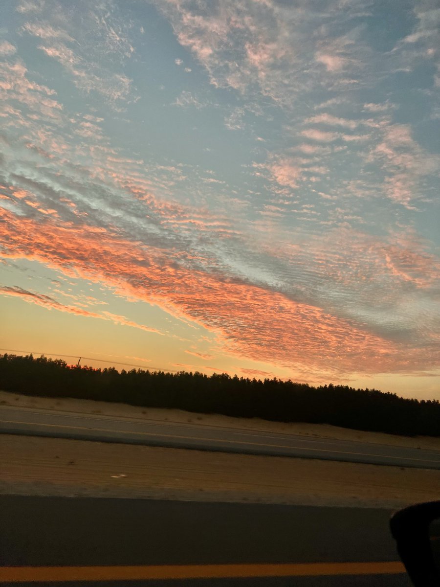 الشروق الجميل..
يُسقط عن القلب ما أثقله الليل.