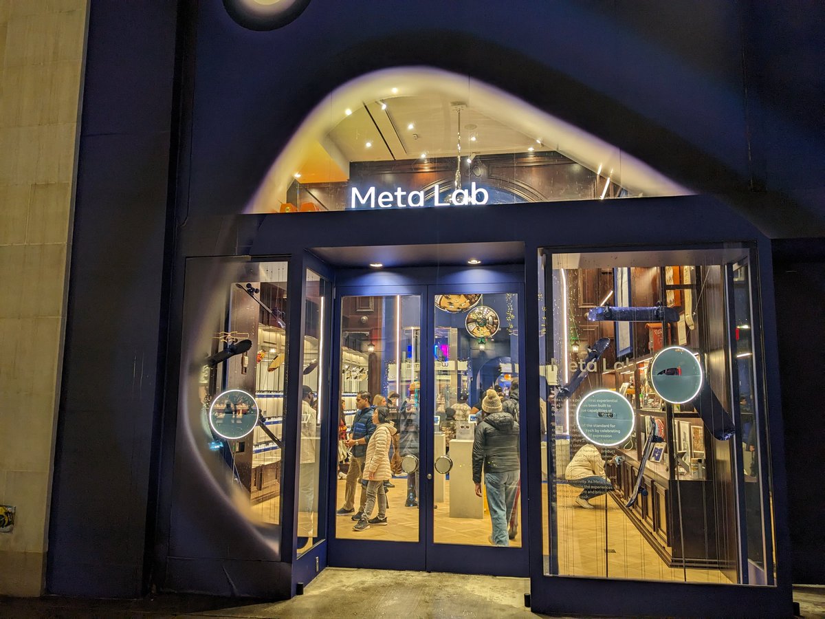 aem76us's tweet image. Meta Lab came across as Meth Lab on first glance. This popup opened on Fifth Ave on 17 Nov 2025. It sells AI powered glasses and VR headsets.

Here&apos;s a company that ditched the name of its primary consumer-facing product in favor of the metaverse, which in turn was largely canned…