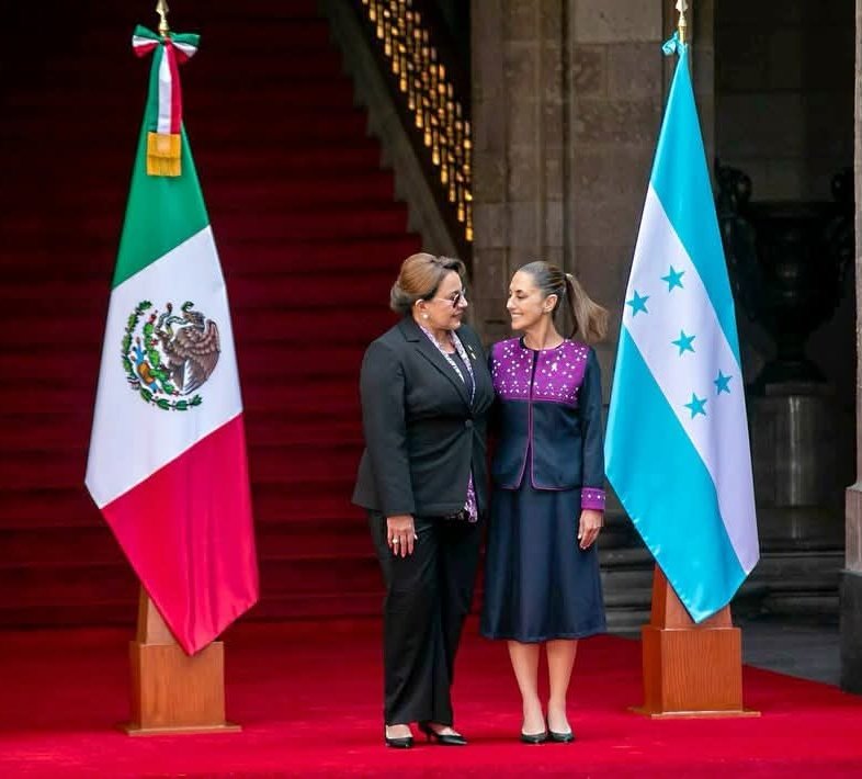 2 mujeres a las que se les ha juzgado su administración por el único hecho de ser mujeres, que han sufrido violencia por condición de género.

Pero también 2 mujeres que están haciendo historia en sus países, a pesar de tanta violencia recibida

LQM <a href="/XiomaraCastroZ/">Xiomara Castro de Zelaya</a> <a href="/Claudiashein/">Claudia Sheinbaum Pardo</a>