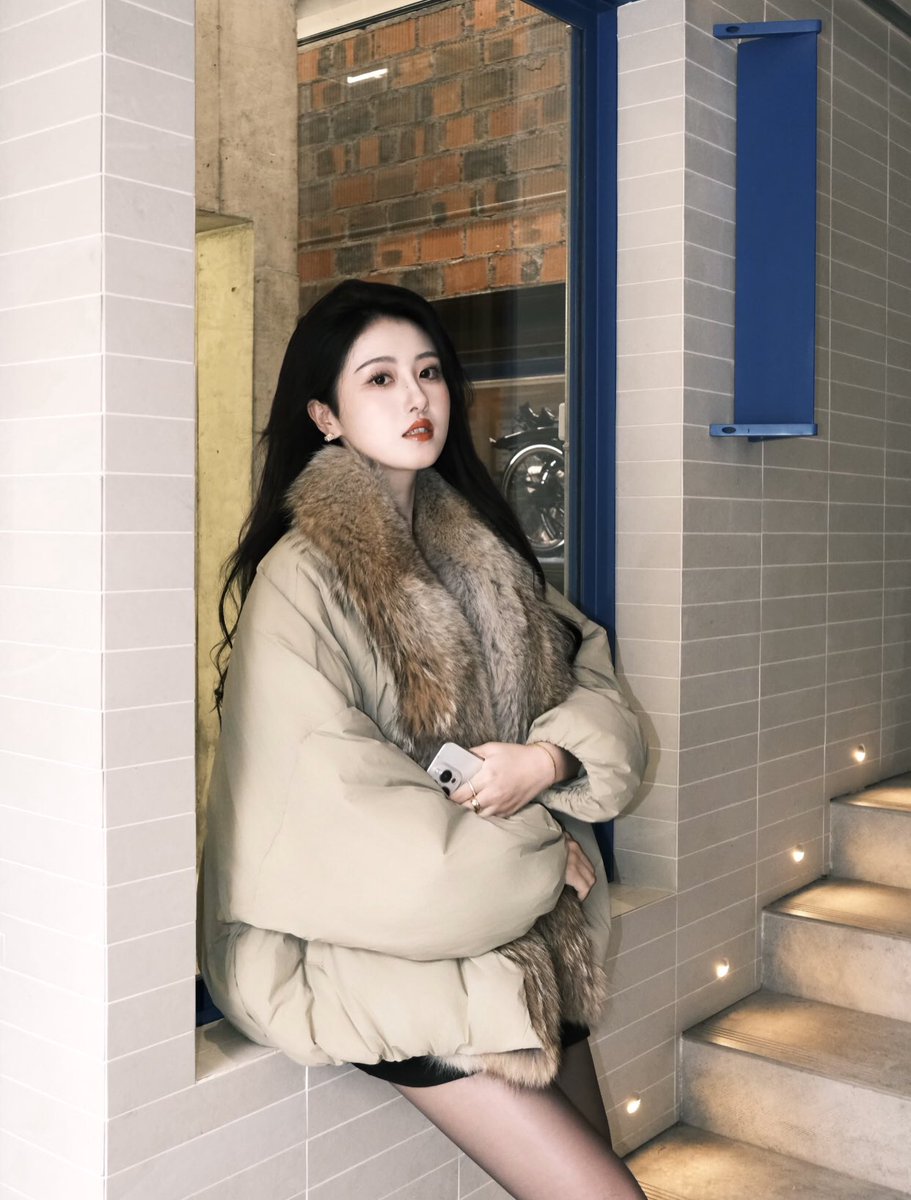 3698aaa's tweet image. 很喜欢的一套穿搭，在穿上黑丝袜太美了