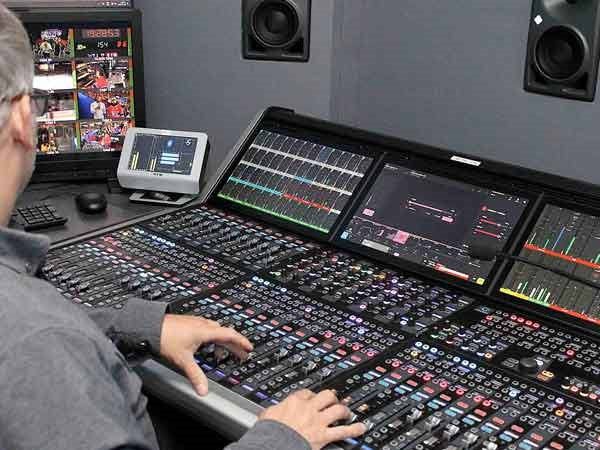 EngineerServUA's tweet image. Найбільша спортивна арена Канади Bell Centre оновила робочі процеси до ST 2110 навколо консолі @calrecaudio Argo S. Це дозволило покращити залученість вболівальників, вдосконалити спортивні трансляції та стрімінг на цифрових платформах.#broadcast #proAudio
bit.ly/49HGTFC