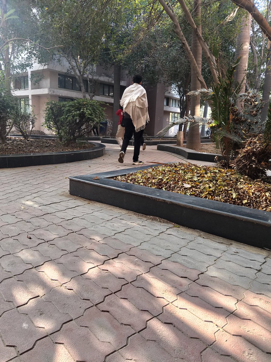 JagritiCho98921's tweet image. Social anxiety? 

Guys in my uni walk with shawals wrapped around 🙌🙌🙌