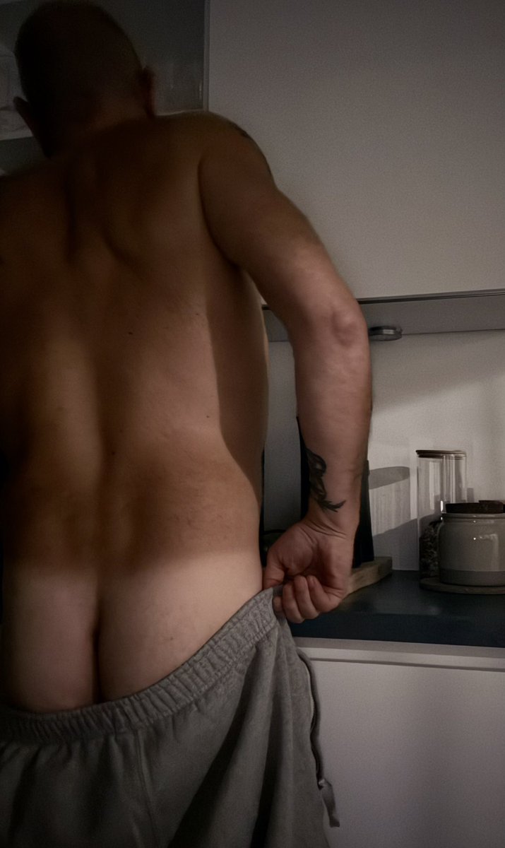 Réveil difficile la nuit a été courte … du mal à le réveiller ce matin un peu maladroit ou pas 😈

Bon #mercredifesse à tous 

Nous sommes magnifiques 

#miercolesdeespaldaydeculo
#todossomosguapos

<a href="/JoliesFormes8/">Jolies Formes Anais & Thomas 🌹</a> <a href="/CitationJo31854/">JolieCitation</a> <a href="/Only_menpic/">Only_menpict</a> <a href="/kissorpasss/">KISS 💋 or pass 🙈</a> <a href="/up_crea/">BoosterdecreatriX</a>