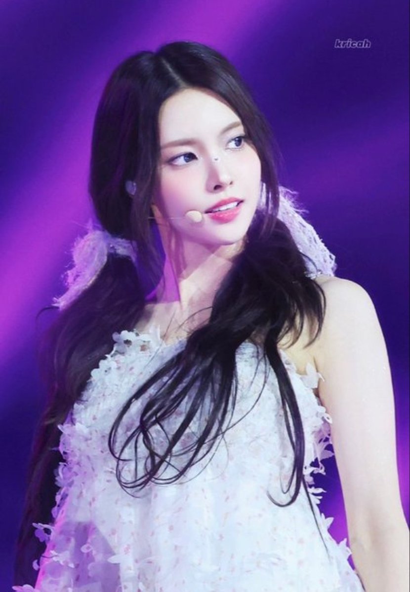 klassykoko___'s tweet image. illit literally has a member that looks exactly like Rumi but MAMA chose ScreamHyeon instead. It should&apos;ve been Yunah, Jungeun, and Narin. 

The downfall of MAMA Awards needs to be studied. 

#ILLIT #IZNA #MEOVV #SISTERS
#MAMA #GOLDEN