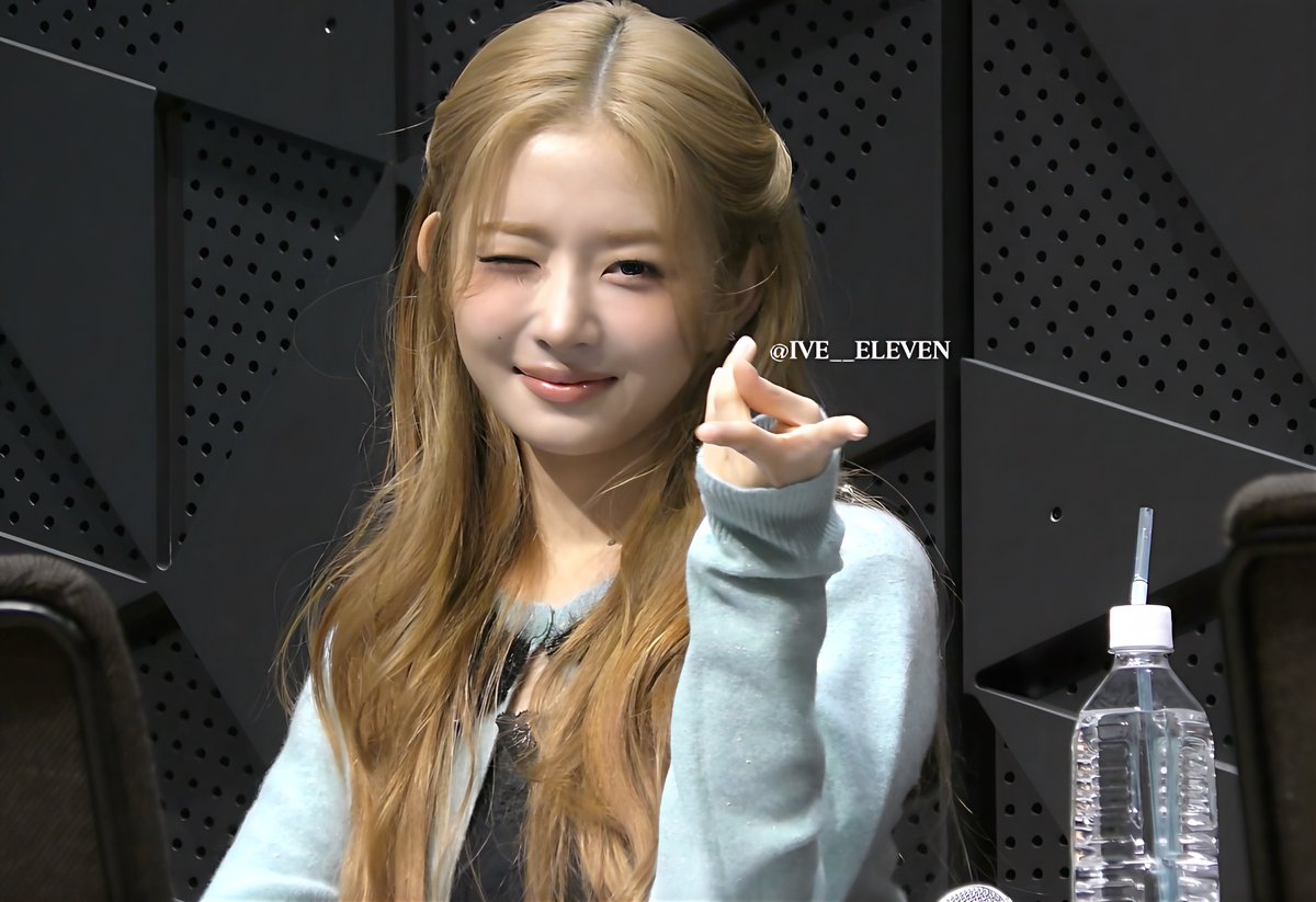 251123 IVE 全員サイン会 東京

₹˝ｬʓぴーす⸝⸝ɞ̴̶̷ ·̫ ‹⸝⸝✌🏻️´-✨✨

#IVE #아이브 
#REI #레이 #レイ #直井怜