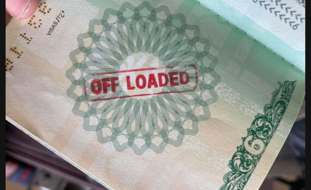 iamowaisnoorani's tweet image. پاکستان دنیا کا عجیب ترین ملک ہے جہاں ائیر پورٹ پر تمام دستاویزات مکمل ہونے کے باوجود آف لوڈ کیا جا رہا ہے۔
ائیرپورٹ کا عملہ لمبی دیہاڑیاں لگا رہا ہے جبکہ نوجوانوں کے پاسپورٹ گندے ہو رہے ہیں۔ شلوار قمیض کیوں پہنی اس بات پر بھی آف لوڈنگ شرمناک ہے