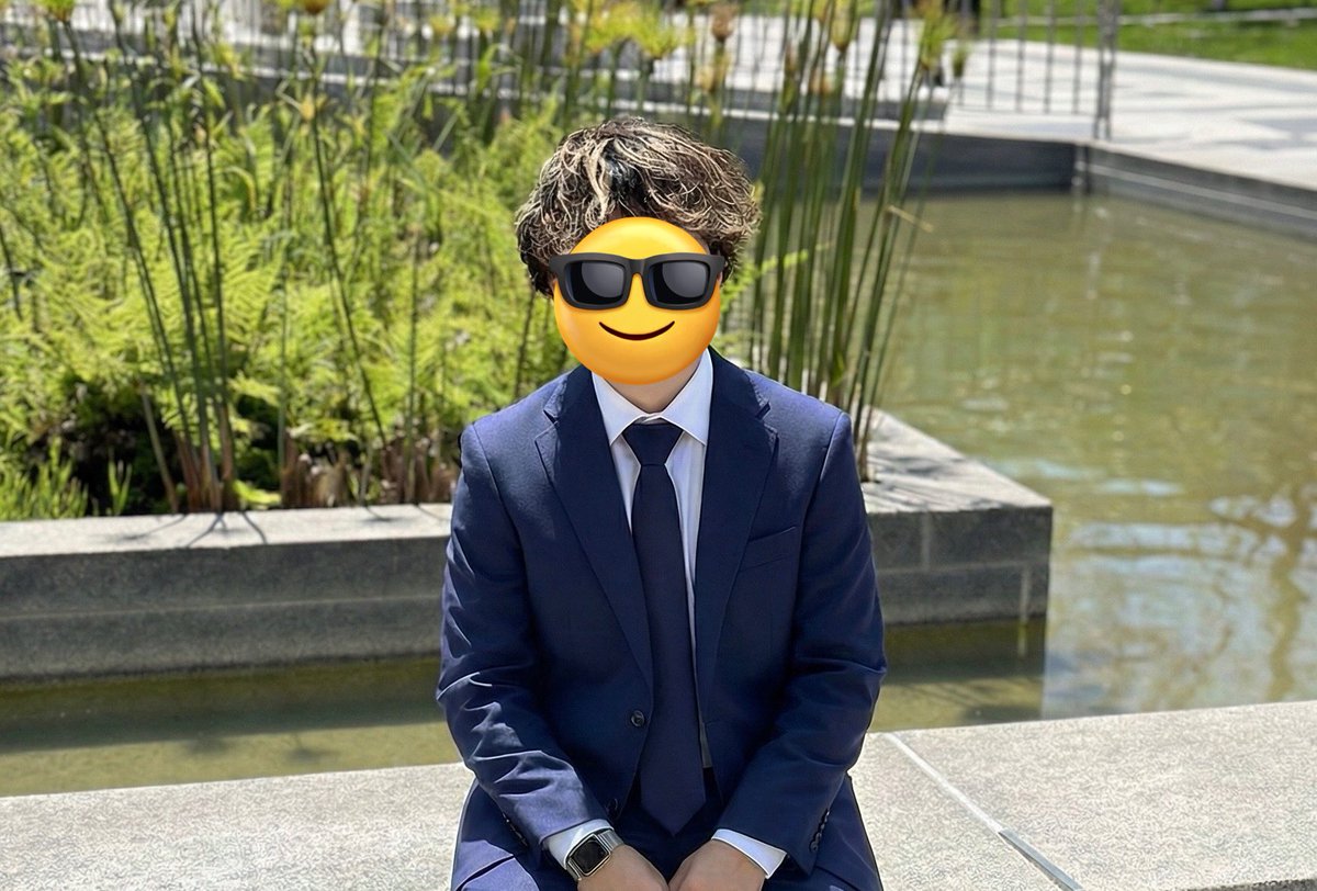 oskmr_'s tweet image. スーツの写真を求められて困っていたところNano Bananaがいい感じに合成してくれたので事なきを得た
ご丁寧に時計まで追加してくれた🫶