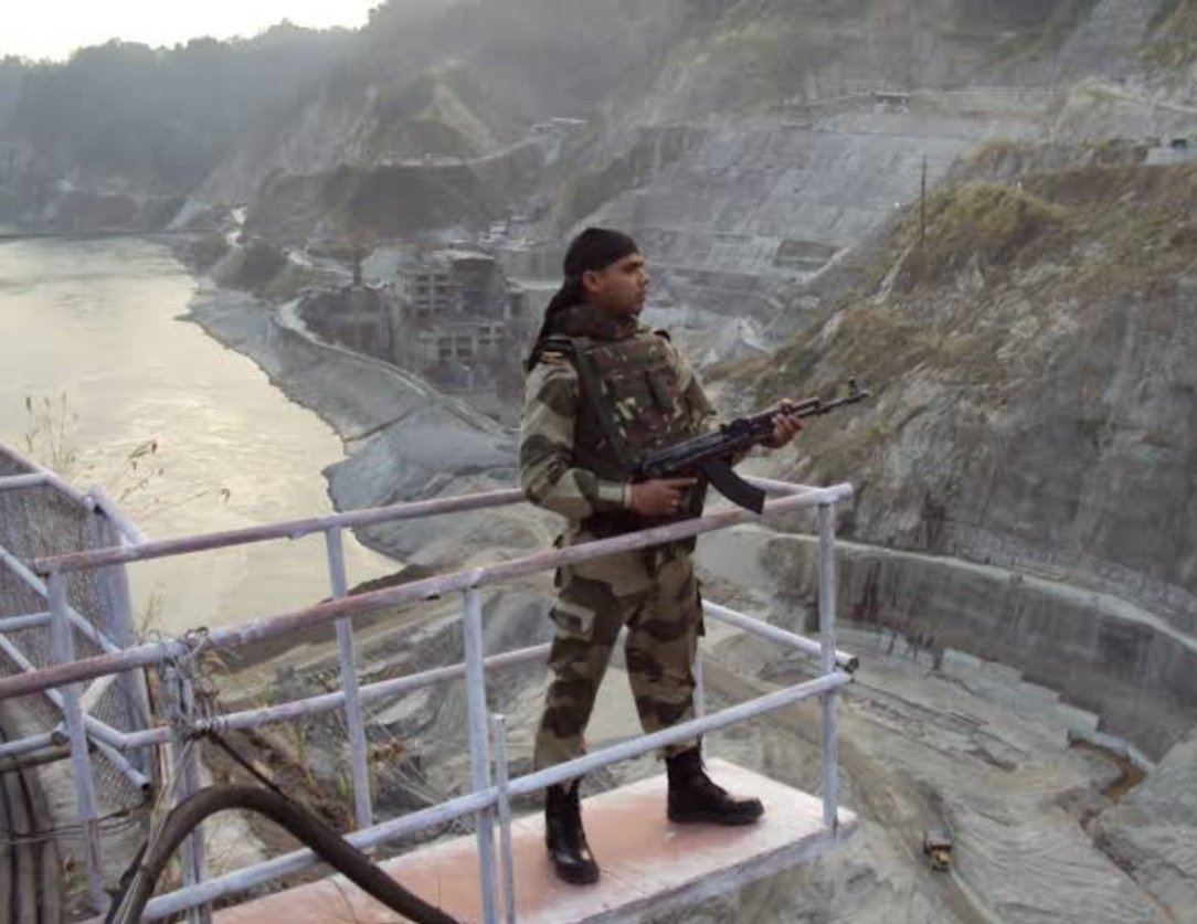 NetramDefence's tweet image. Pakistan&apos;s Drone Attack on Uri Power Plant Foiled by CISF

Hours after India launched #OperationSindoor (May 2025) in response to the Pahalgam terror attack, Pakistan attempted a retaliatory strike targeting the Uri Hydroelectric Plant (UHEP-I &amp;amp; II) near the LoC.Key Details…