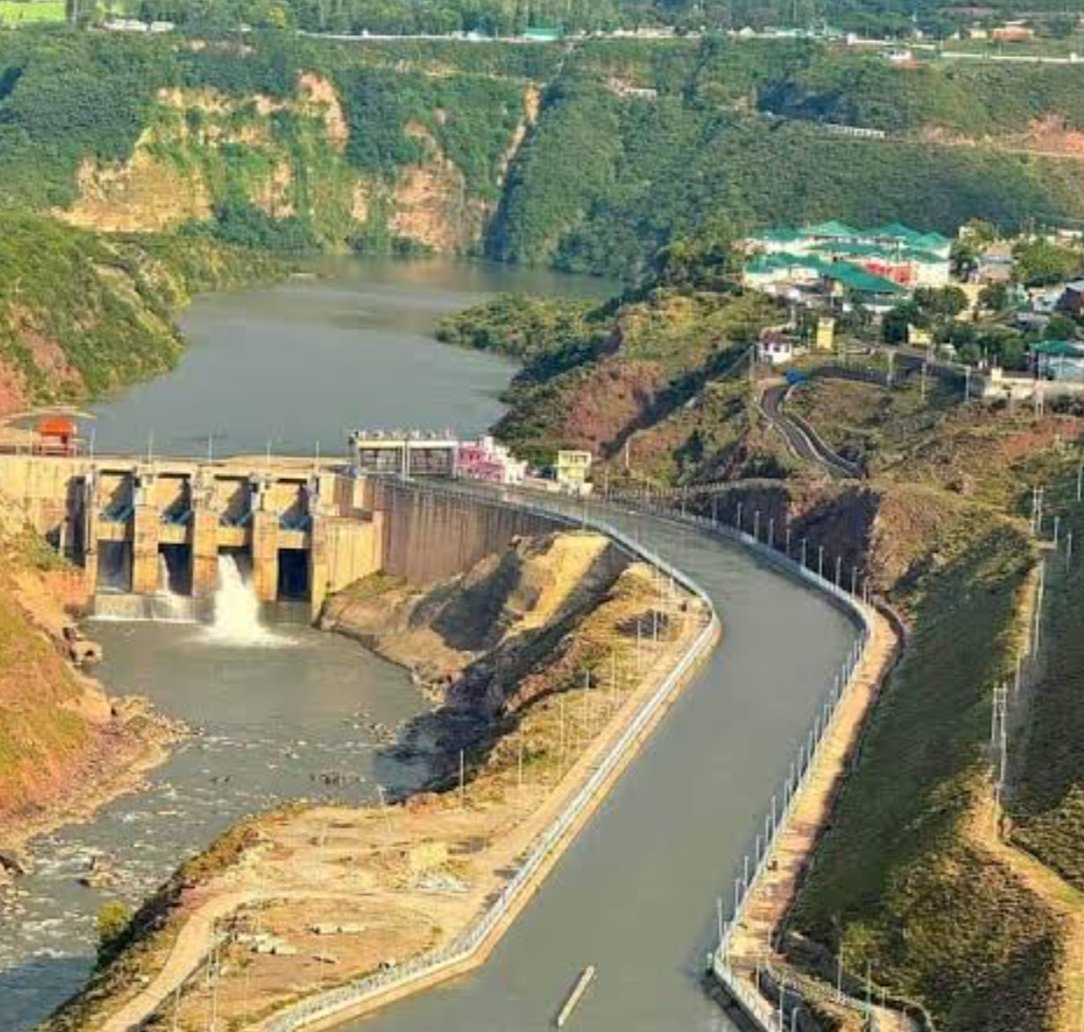 NetramDefence's tweet image. Pakistan&apos;s Drone Attack on Uri Power Plant Foiled by CISF

Hours after India launched #OperationSindoor (May 2025) in response to the Pahalgam terror attack, Pakistan attempted a retaliatory strike targeting the Uri Hydroelectric Plant (UHEP-I &amp;amp; II) near the LoC.Key Details…