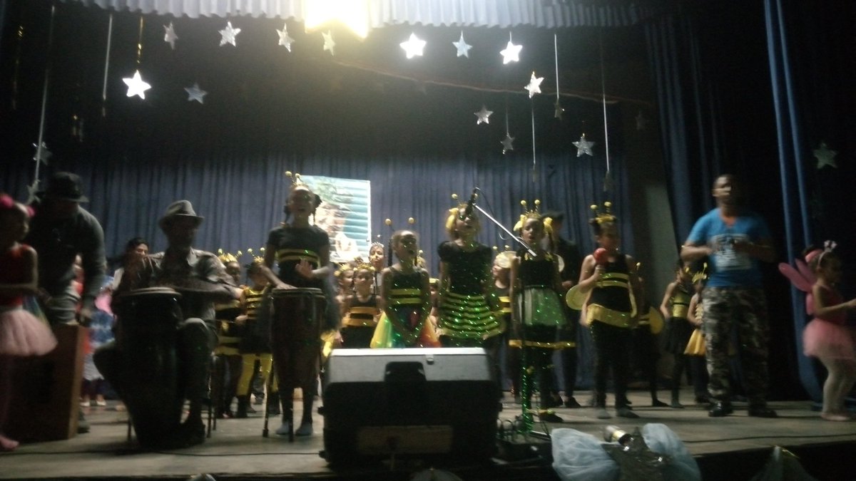 t18898_pena_cu's tweet image. En Santa Fe #IslaDeLaJuventud la Casa de Cultura y la Colmenita  Sucusuquera realizan un homenaje en el 9º aniversario del fallecimiento del Comandante en Jefe Fidel Castro Ruz, el Líder Histórico de la Revolución Cubana. 
#PoderPopular  #SentirPinero 
#100AñosConFidel