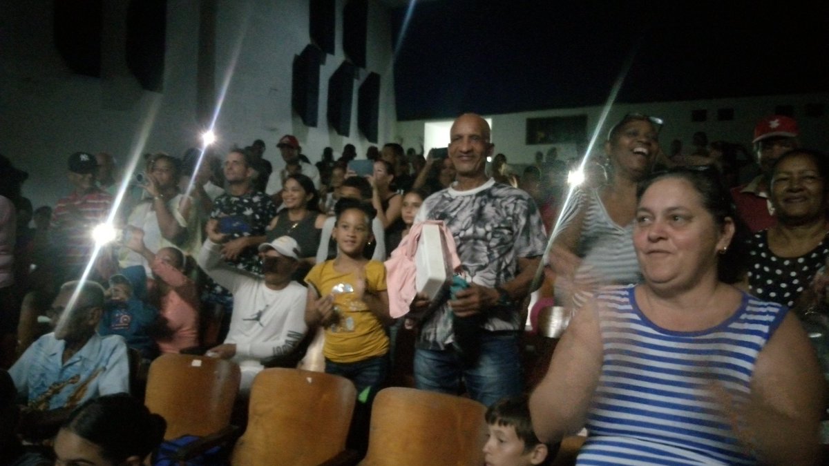 t18898_pena_cu's tweet image. En Santa Fe #IslaDeLaJuventud la Casa de Cultura y la Colmenita  Sucusuquera realizan un homenaje en el 9º aniversario del fallecimiento del Comandante en Jefe Fidel Castro Ruz, el Líder Histórico de la Revolución Cubana. 
#PoderPopular  #SentirPinero 
#100AñosConFidel