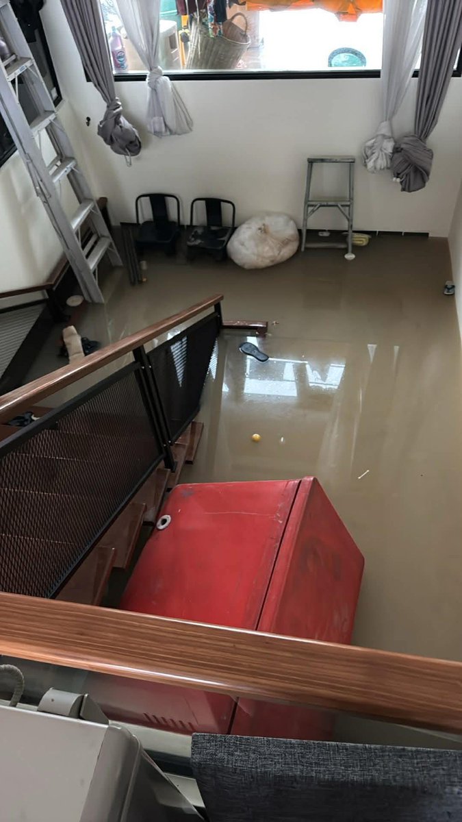 อัพเดทตอนนี้ค่ะ 

สิ่งที่เราพยาม คือติดต่อหน่วยงานต่างๆ แต่ยังติดต่อไม่ได้เลย🥹

⚠️⚠️ตอนนี้อาหารไม่มีแล้วน้ำไม่มีกินแล้ว แบตเตอรี่ต่างๆหมดแล้วค่ะ ⚠️⚠️

รบกวนขอความช่วยเหลือต้องการอพยพด่วน
(โทรศัพท์ไม่ค่อยมีสัญญาน)

-เด็กทั้งหมด5คน (เด็ก2 ขวบ-9 ขวบ)
-ผู้ใหญ่สูงวัย2คน