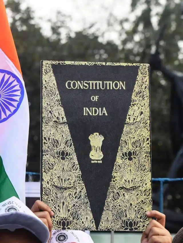 संविधान दिवस सिर्फ एक तारीख नहीं है, यह उस भरोसे की याद है जो हमारे पूर्वजों ने हम पर छोड़ा था।

अंबेडकर, नेहरू, पटेल, आज़ाद और सैकड़ों प्रतिनिधियों ने मिलकर ऐसा संविधान बनाया जो हर भारतीय को बराबरी, न्याय और सम्मान देता है। यही भारत की असली पहचान है।

दशकों तक कांग्रेस ने इसी