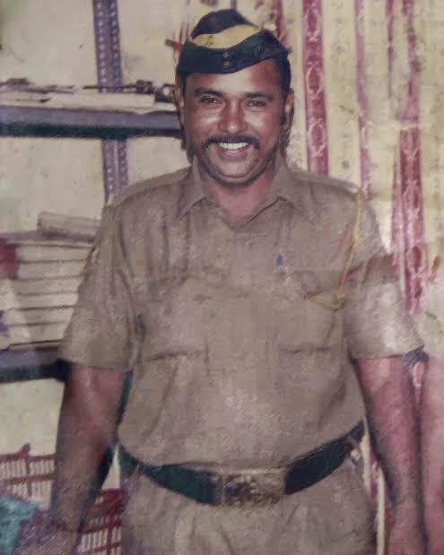 coolfunnytshirt's tweet photo. Tukaram Ombale made the ultimate sacrifice for Bharat Mata by not only catching islamic terrorist Ajmal Kasab alive, but also foiling the larger conspiracy of pinning the 26/11 terrorist attack on hindutva or saffron orgs.

No amount of gratitude is enough for this civilizational hero of India. 🙏