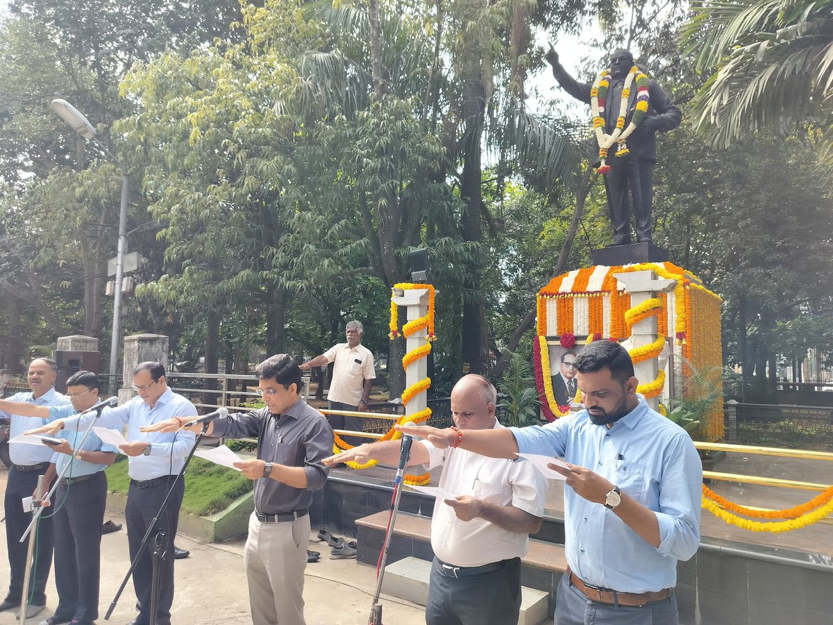 GBA_office's tweet image. ಸಂವಿಧಾನ ದಿನಾಚರಣೆಯ ಅಂಗವಾಗಿ ಗ್ರೇಟರ್ ಬೆಂಗಳೂರು ಪ್ರಾಧಿಕಾರ ಕೇಂದ್ರ ಕಚೇರಿಯ ಆವರಣದಲ್ಲಿರುವ ಸಂವಿಧಾನ ಶಿಲ್ಪಿ ಡಾ. ಬಿ.ಆರ್.ಅಂಬೇಡ್ಕರ್ ಅವರ ಪ್ರತಿಮೆಗೆ ಹಣಕಾಸು ಹಾಗೂ ಆಡಳಿತ ವಿಭಾಗದ ವಿಶೇಷ ಆಯುಕ್ತರಾದ ಡಾ.ಕೆ.ಹರೀಶ್ ಕುಮಾರ್ ರವರು ಮಾಲಾರ್ಪಣೆ ಮಾಡಿ ಪುಷ್ಪನಮನ ಸಲ್ಲಿಸಿದರು. ಆ ಬಳಿಕ, ಸಂವಿಧಾನ ಪೀಠಿಕೆಯನ್ನು ಬೋಧಿಸಿದರು.