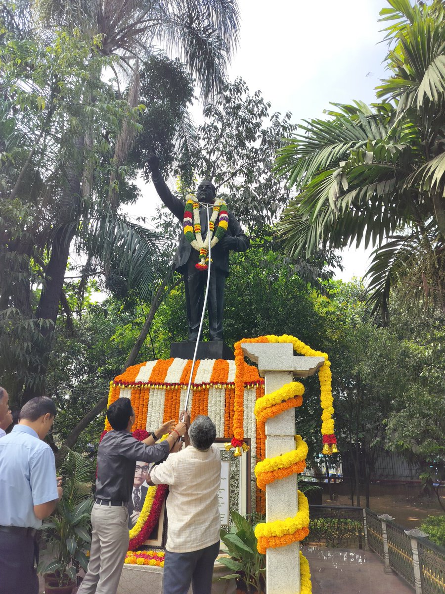 GBA_office's tweet image. ಸಂವಿಧಾನ ದಿನಾಚರಣೆಯ ಅಂಗವಾಗಿ ಗ್ರೇಟರ್ ಬೆಂಗಳೂರು ಪ್ರಾಧಿಕಾರ ಕೇಂದ್ರ ಕಚೇರಿಯ ಆವರಣದಲ್ಲಿರುವ ಸಂವಿಧಾನ ಶಿಲ್ಪಿ ಡಾ. ಬಿ.ಆರ್.ಅಂಬೇಡ್ಕರ್ ಅವರ ಪ್ರತಿಮೆಗೆ ಹಣಕಾಸು ಹಾಗೂ ಆಡಳಿತ ವಿಭಾಗದ ವಿಶೇಷ ಆಯುಕ್ತರಾದ ಡಾ.ಕೆ.ಹರೀಶ್ ಕುಮಾರ್ ರವರು ಮಾಲಾರ್ಪಣೆ ಮಾಡಿ ಪುಷ್ಪನಮನ ಸಲ್ಲಿಸಿದರು. ಆ ಬಳಿಕ, ಸಂವಿಧಾನ ಪೀಠಿಕೆಯನ್ನು ಬೋಧಿಸಿದರು.