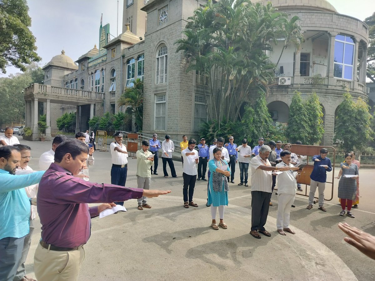 GBA_office's tweet image. ಸಂವಿಧಾನ ದಿನಾಚರಣೆಯ ಅಂಗವಾಗಿ ಗ್ರೇಟರ್ ಬೆಂಗಳೂರು ಪ್ರಾಧಿಕಾರ ಕೇಂದ್ರ ಕಚೇರಿಯ ಆವರಣದಲ್ಲಿರುವ ಸಂವಿಧಾನ ಶಿಲ್ಪಿ ಡಾ. ಬಿ.ಆರ್.ಅಂಬೇಡ್ಕರ್ ಅವರ ಪ್ರತಿಮೆಗೆ ಹಣಕಾಸು ಹಾಗೂ ಆಡಳಿತ ವಿಭಾಗದ ವಿಶೇಷ ಆಯುಕ್ತರಾದ ಡಾ.ಕೆ.ಹರೀಶ್ ಕುಮಾರ್ ರವರು ಮಾಲಾರ್ಪಣೆ ಮಾಡಿ ಪುಷ್ಪನಮನ ಸಲ್ಲಿಸಿದರು. ಆ ಬಳಿಕ, ಸಂವಿಧಾನ ಪೀಠಿಕೆಯನ್ನು ಬೋಧಿಸಿದರು.